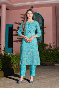 Women Cotton Blend Digital Print Kurta With Pant  Set